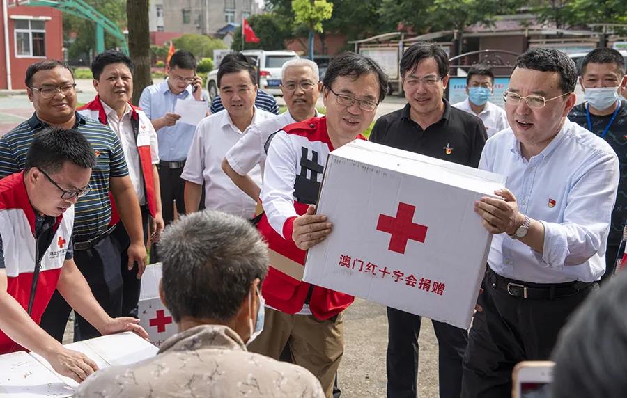 尔肯江·吐拉洪和孙硕鹏带领省红十字会等单位赴洪湖市调研防汛工作
