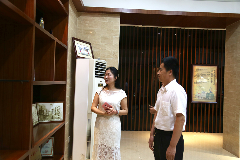 参观企业文化展厅.JPG
