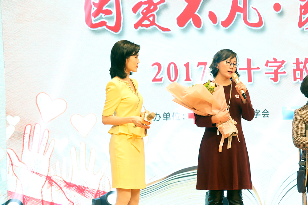 咸宁市红十字会秘书长邓敏.jpg
