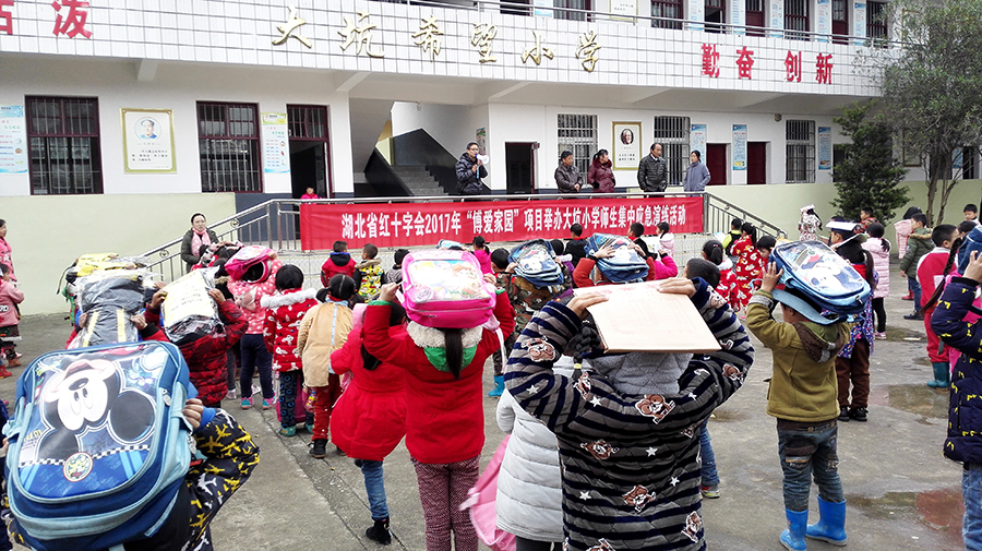 大坑小学全体师生防灾避震应急演练活动现场.jpg