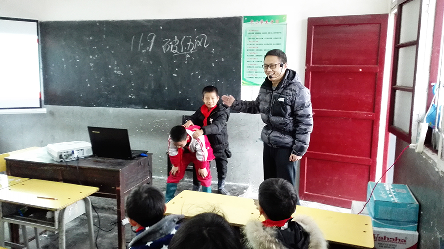 培训老师对学生操作进行点评.jpg