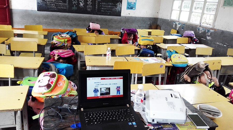 学生在教室内进行避震应急演练.jpg