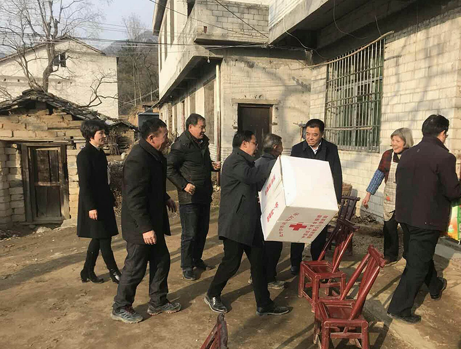 罗田县委书记汪柏坤入户慰问.jpg