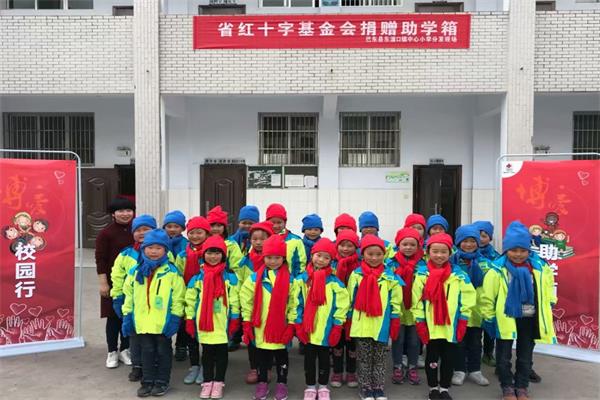 三（2）班受助学生留影.jpg