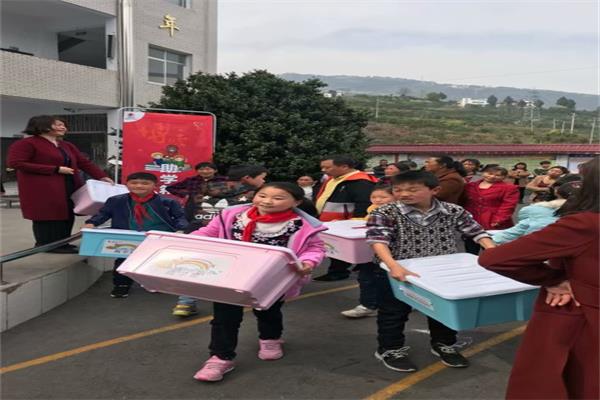 学生领取助学箱.jpg