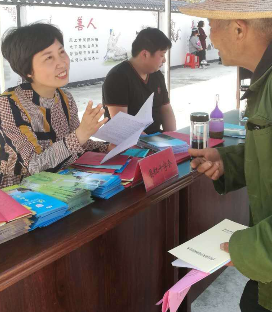 2.常务副会长黄小惠－发放宣传资料.png