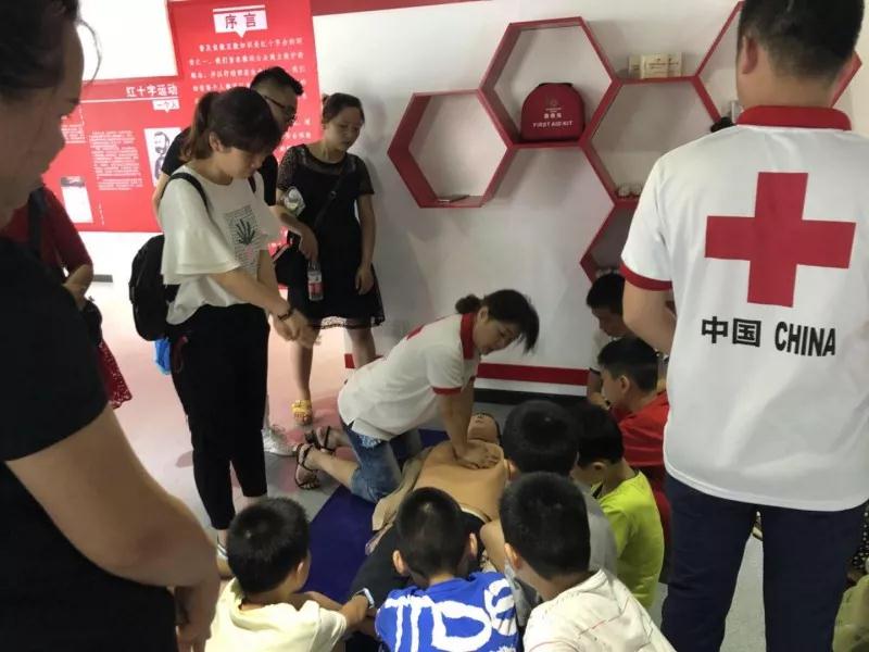 讲解员林子老师为学生们演示心肺复苏.jpg