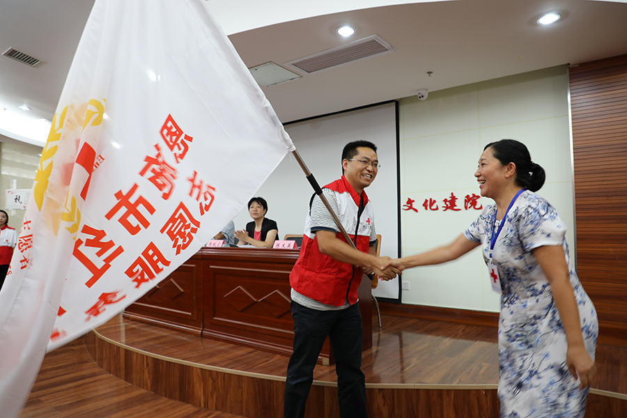 陈太英副会长授旗.jpg