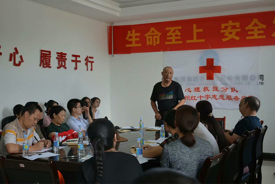 队员们学习、交流.jpg