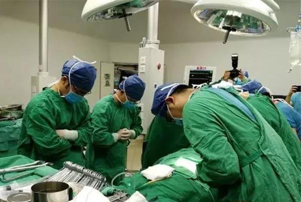 罗平波手术前的默哀仪式.jpg