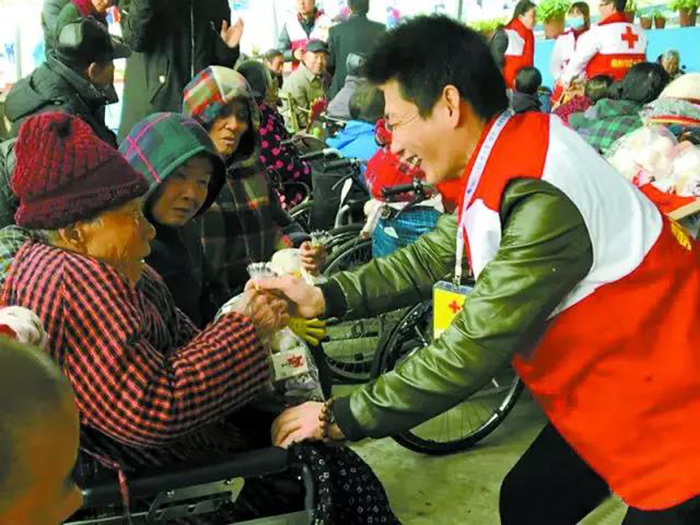 王勇给老人送上生日礼物.jpg