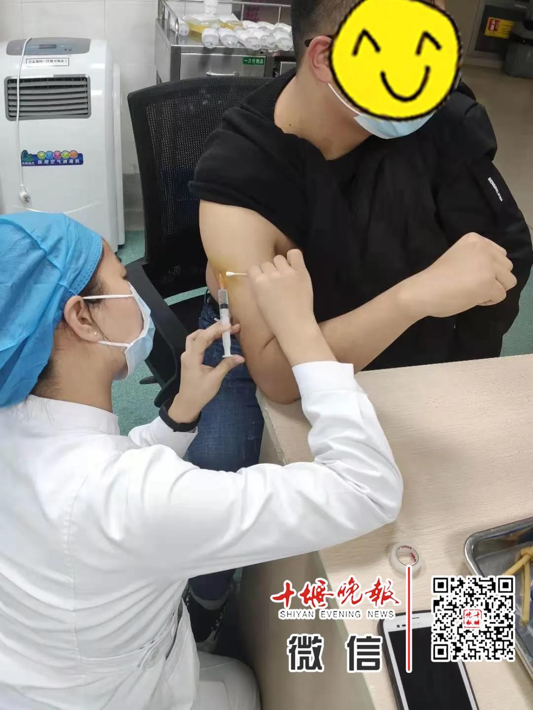 陈先生正在做捐献前的准备.jpg